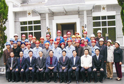 2004年10月，中共中央政治局常委、 国家副主席曾庆红（第一排中）视察中国